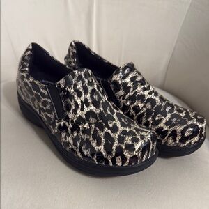 Women’s Easy Works by Easy Street Slip-On Shoes Size 9W Anti-Slip, Antimicrobial